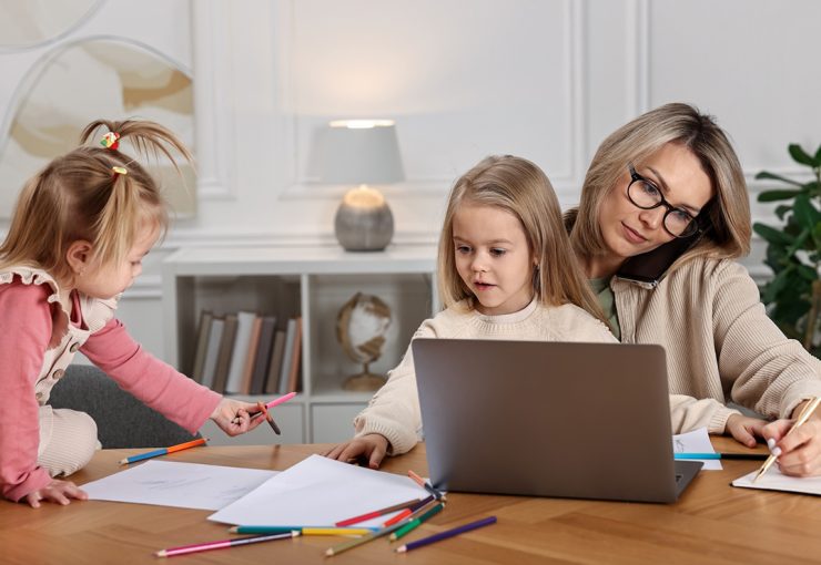 Frau mit 2 Kleinkindern
