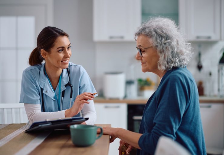 Community Nurse spricht mit Pensionistin