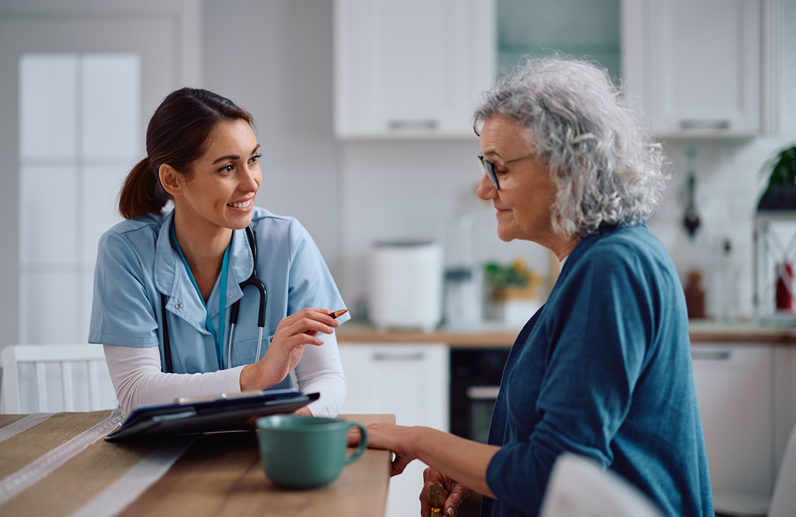 Community Nurse spricht mit Pensionistin